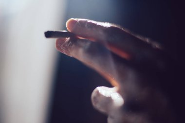 Elleri dumanlı, elleri ışıltılı