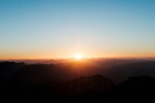 Gün batımlı dağlar