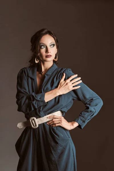 Портрет Середнього Тіла Брюнетки Молода Жінка Моделює Носить Зелену Сукню — стокове фото