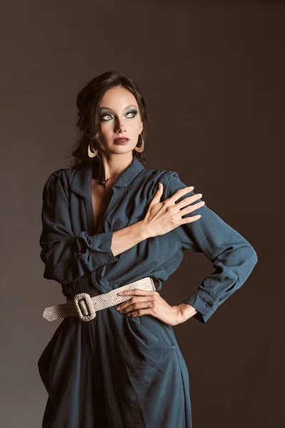 Retrato Corpo Médio Uma Jovem Morena Modelando Vestindo Vestido Verde — Fotografia de Stock