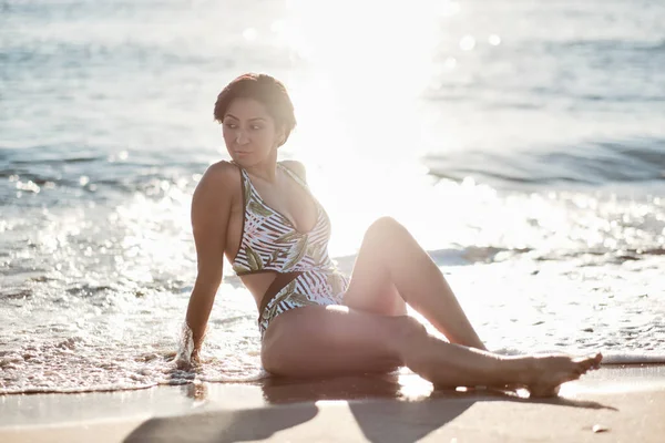 Latin Flicka Vilar Nära Stranden Öde Strand Bär Baddräkt Med — Stockfoto