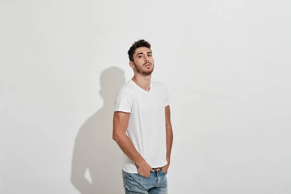 Jonge Man Draagt Jeans Een Witte Stront Voor Een Witte — Stockfoto