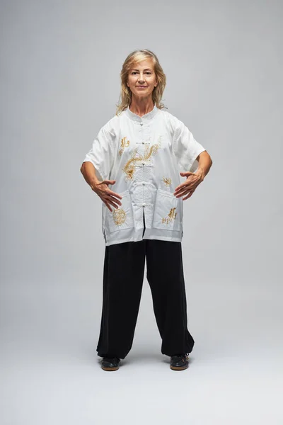 Mujer Rubia Madura Practicando Chi Kung Tai Chi Sobre Fondo — Foto de Stock