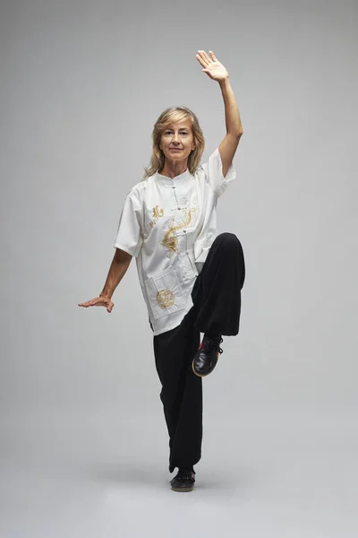 Mujer Rubia Madura Practicando Chi Kung Tai Chi Sobre Fondo — Foto de Stock