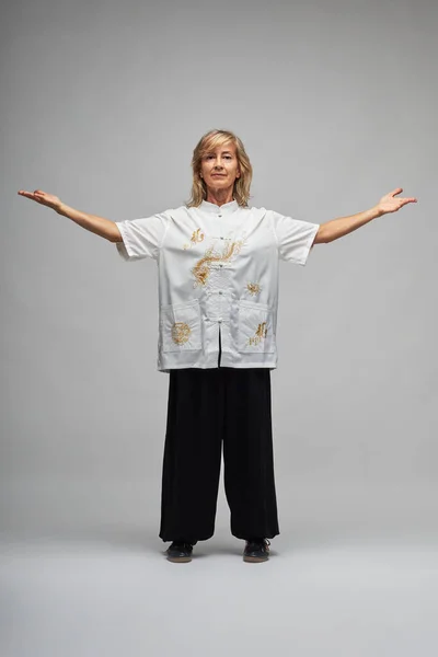 Mujer Rubia Madura Practicando Chi Kung Tai Chi Sobre Fondo — Foto de Stock