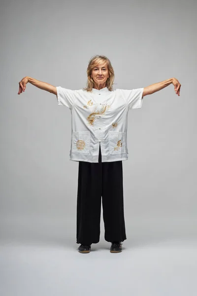 Mujer Rubia Madura Practicando Chi Kung Tai Chi Sobre Fondo — Foto de Stock