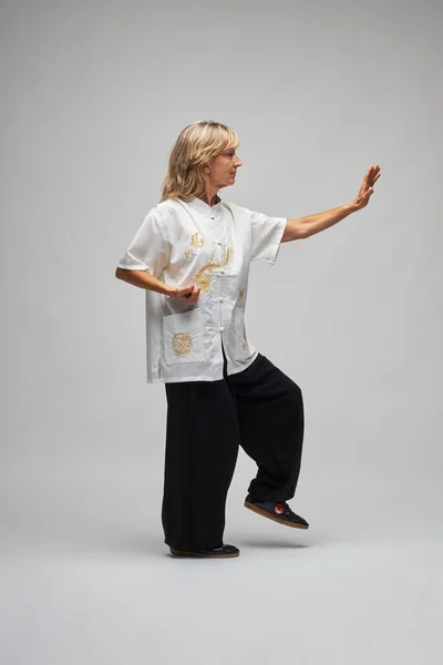 Mujer Rubia Madura Practicando Chi Kung Tai Chi Sobre Fondo — Foto de Stock