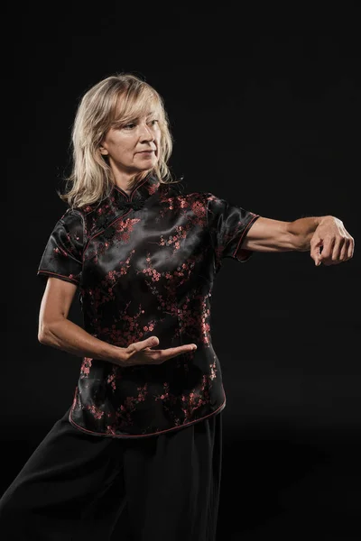 Mujer Rubia Madura Practicando Estilo Tai Chin Chen Fondo Negro — Foto de Stock