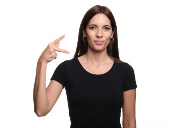 Beyaz arka planda esmer bir kadın ispanyolca 