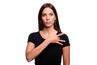 Beyaz arka planda esmer bir kadın ispanyolca beyaz işaret dili söylüyor.