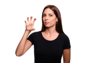 Beyaz arka planda esmer bir kadın ispanyolca işaret diliyle çığlık atıyor.