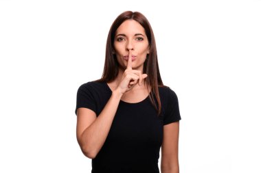 Beyaz arka planda esmer bir kadın ispanyolca işaret diliyle kapa çeneni diyor.