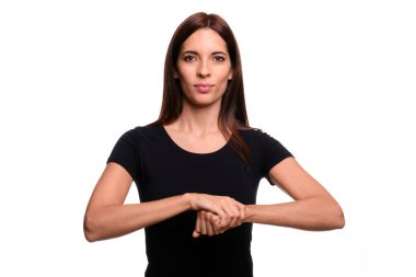 Beyaz arka planda esmer bir kadın, İspanyolca işaret diliyle arkadaş olduğunu söylüyor.