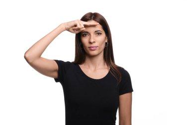 Beyaz arka planda esmer bir kadın, ispanyolca baba diyor.