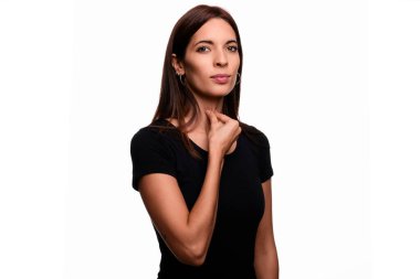 Beyaz arka planda esmer bir kadın ispanyolca işaret diliyle konuşuyor.