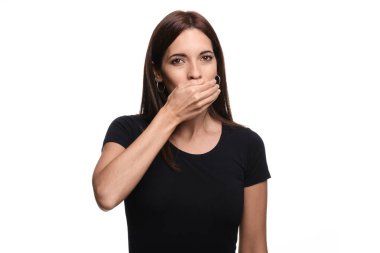 Beyaz arka planda esmer bir kadın ispanyolca işaret diliyle ateş diyor.