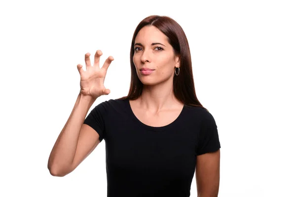 Beyaz arka planda esmer bir kadın ispanyolca işaret diliyle çığlık atıyor.