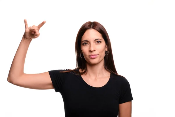 Beyaz arka plandaki esmer kadın İspanyolca işaret diliyle rüya gördüğünü söylüyor.