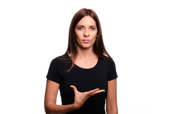 Beyaz arka plan esmer kadın ispanyolca işaret dilinde iyi diyor.