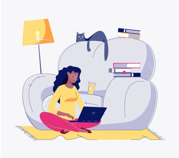 自由职业工作 一个年轻的女人在家里的电脑上工作 家庭内部 自营职业的概念 平坦的卡通风格 说明1 — 图库矢量图片