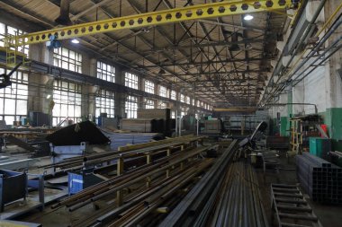 Büyük metal işleme ve üretim tesisi dükkanında aracı işleme