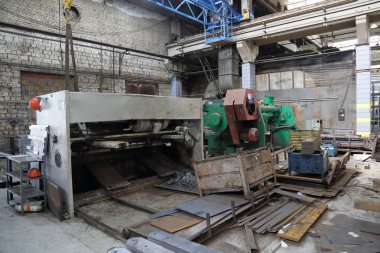 Büyük metal işleme ve üretim tesisi dükkanında aracı işleme