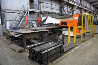 Büyük metal işleme ve üretim tesisi dükkanında aracı işleme