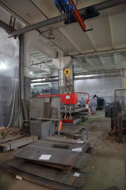 Büyük metal işleme ve üretim tesisi dükkanında aracı işleme