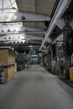Büyük metal işleme ve üretim tesisi dükkanında aracı işleme