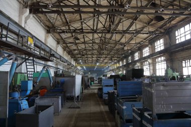 Büyük metal işleme ve üretim tesisi dükkanında aracı işleme