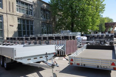 Küçük bir fabrika içinde sivil arabalar için hafif römorklar imalat ve montaj elemanları