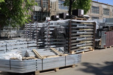 Küçük bir fabrika içinde sivil arabalar için hafif römorklar imalat ve montaj elemanları