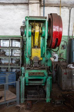 Retro endüstriyel makine fabrikası atölyede metal işleme için