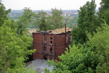 Terk edilmiş eski bir taş ev cephe parçası