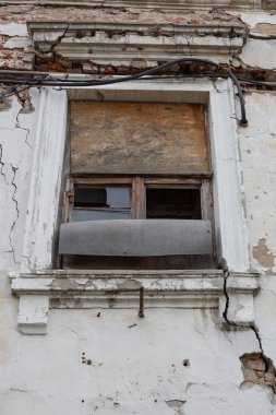 Terk edilmiş eski bir taş ev cephe parçası