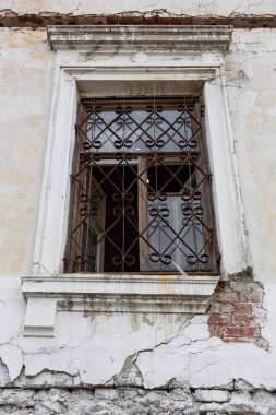 Terk edilmiş eski bir taş ev cephe parçası