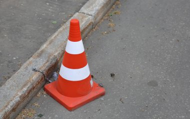 Plastik çizgili turuncu yol işaret bir koni şeklinde