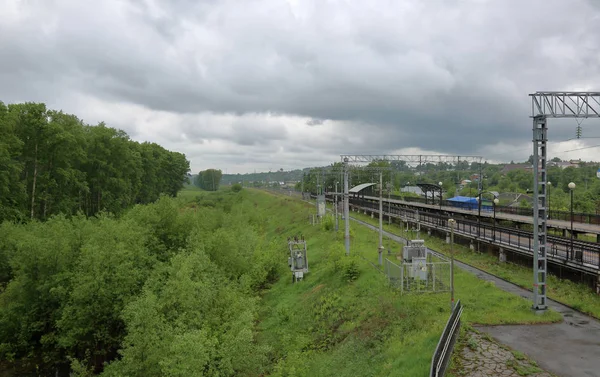 Bogolyubovo, Rusya - 19 Mayıs 2018: Tren İstasyonu bulutlu bir günde. Vladimir Bölgesi