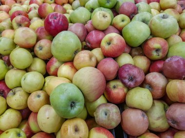 Taze yeşil elma dükkan pencerede yalan