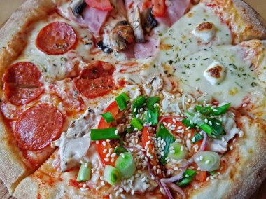 Lezzetli İtalyan pizza peyniri ve baharat ile doku