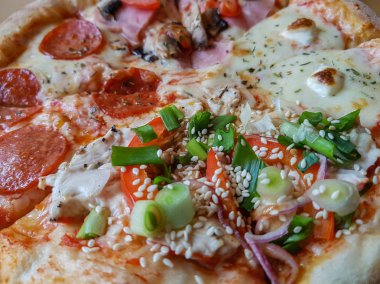 Lezzetli İtalyan pizza peyniri ve baharat ile doku