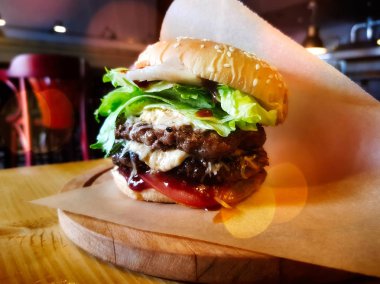 İştah açıcı burger Sığır pirzolası, salata ve bir dilim peynir