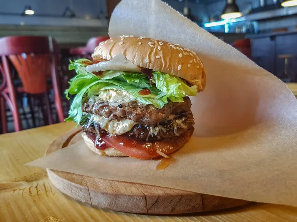 Appetitanregender Burger Mit Rinderkoteletts Salat Und Einer Scheibe Käse — Stockfoto