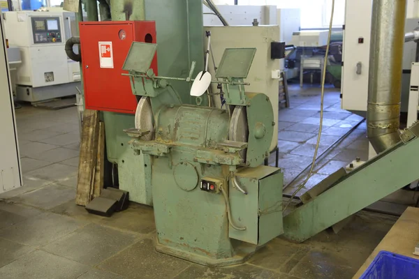 Retro endüstriyel makine fabrikası atölyede metal işleme için