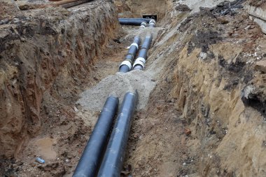 Kazılan toprak su boru hattı siyah çelik borular hendek