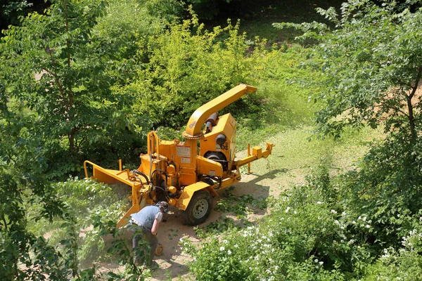 Mobile Yellow Wood Branches Shredder City Park — Stock Photo, Image