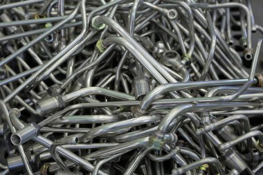 Metalik demir borular, yedek parça ambarı bir yığın yalan