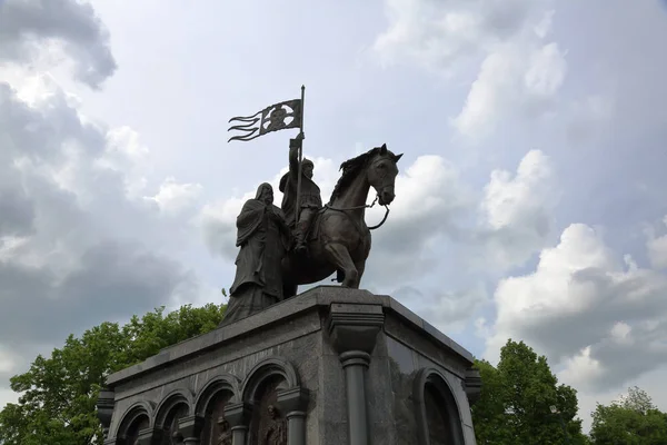俄罗斯弗拉基米尔 2018年5月18日 弗拉基米尔王子和圣西奥多纪念碑 于2007年开业 雕塑家谢尔盖 Isakov — 图库照片
