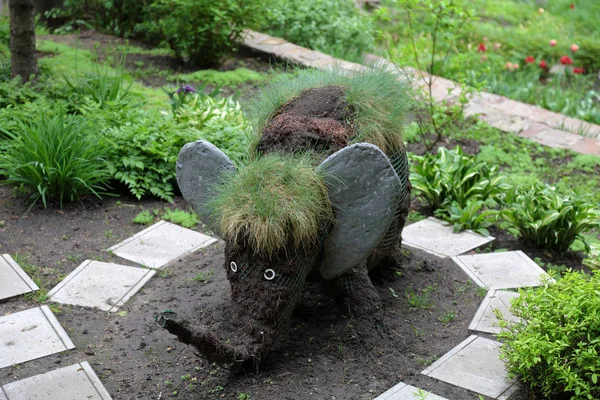 Vladimir, Rusya - 19 Mayıs 2018: Şehrin tarihi merkezine ataerkil bahçede. XVI. yüzyıldan kültürel dinlenme yeri olarak bilinen