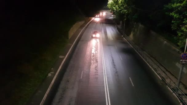 Mașinile Lumini Aprinse Merg Drum Îngust Noapte — Videoclip de stoc